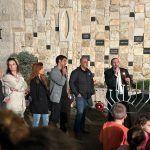 הדלקת נר חנוכה ברחבת מתנ”ס ראש פנה